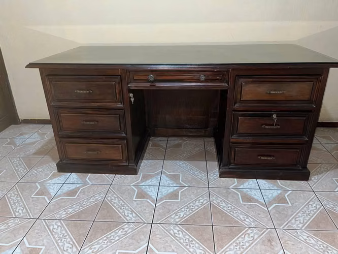 Escritorio de madera clásico con vidrio protector - Imagen 2