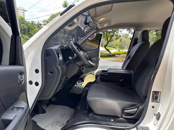 Panel Nissan Urvan 2024 de agencia