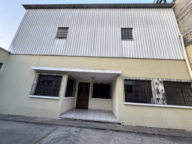 Casa en renta para oficinas y bodegas en zona 9 - Imagen 12