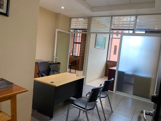 Renta Oficina con divisiones y amueblada. Distrito Miraflores zona 11