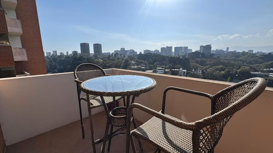 Amplio apartamento en zona 15, ubicación estratégica rodeado de vegetación. Amoblado o sin amoblar - Imagen 14