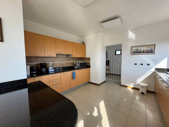 Amplio apartamento en zona 15, ubicación estratégica rodeado de vegetación. Amoblado o sin amoblar - Imagen 12