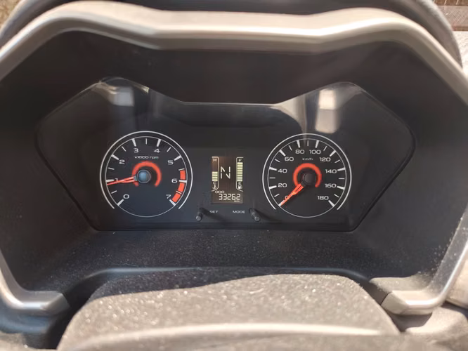 Mahindra Kuv 100 Modelo 2023