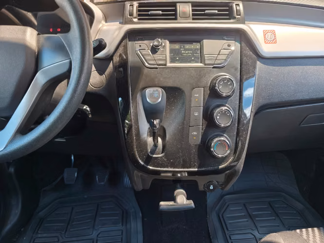 Mahindra Kuv 100 Modelo 2023