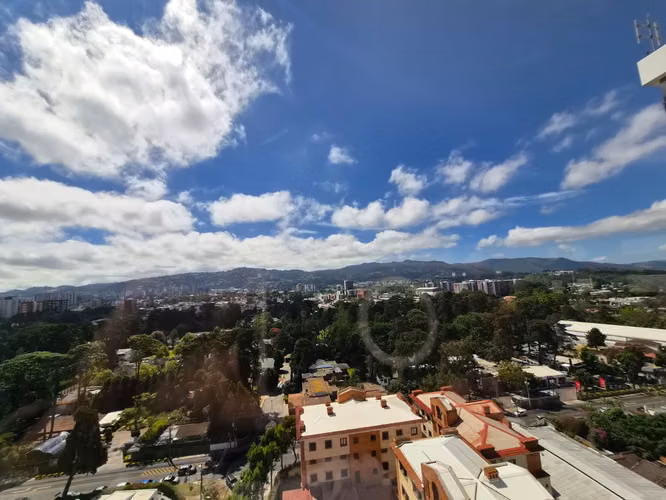 Rento apartamento con linda vista, totalmente remodelado en Villasbosque Zona 14 - Imagen 11
