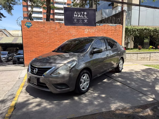 Sedan Nissan Versa N17 automatico de agencia año 2017 