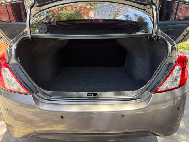Sedan Nissan Versa N17 automatico de agencia año 2017  - Imagen 4
