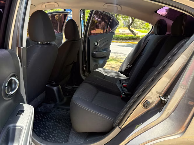 Sedan Nissan Versa N17 automatico de agencia año 2017  - Imagen 6