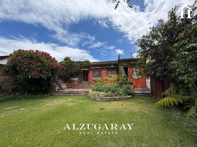 Casa con jardín ÚNICA en casco central Antigua 1776Vrs2