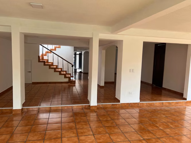 Casa en Alquiler ideal para residencia o para oficina administrativa en zona 14 La Villa - Imagen 9