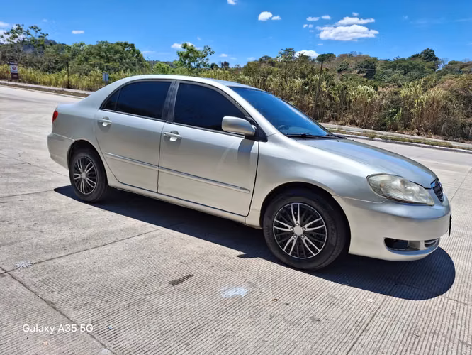 TOYOTA Corolla LE, año 2004 