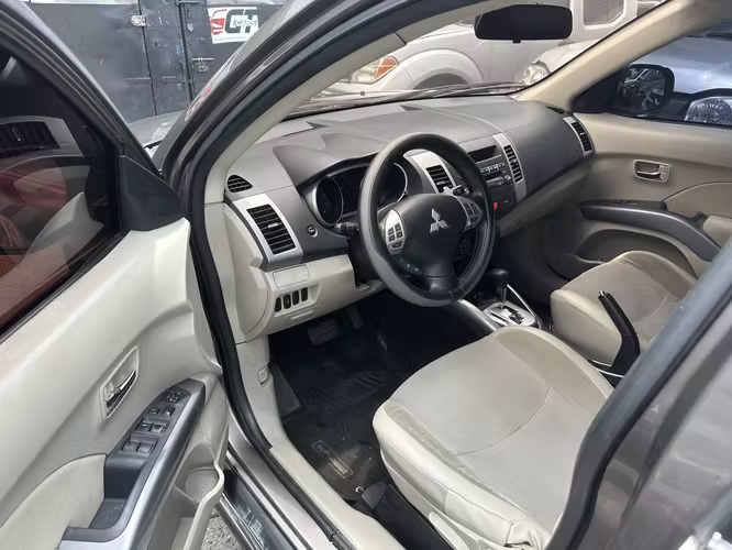 Mitsubishi Outlander 2011 Importada Automática y Tiptronic 4x4 Bien Cuidada para Toda la familia - Imagen 7
