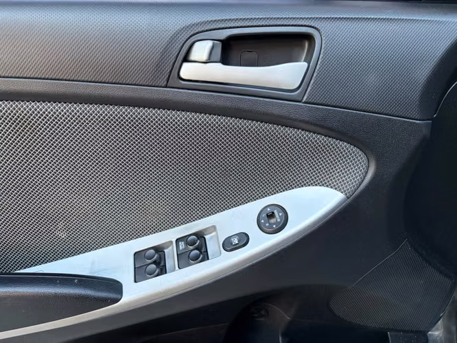 Hyundai Accent GLS de Agencia Modelo 2013 - Imagen 4