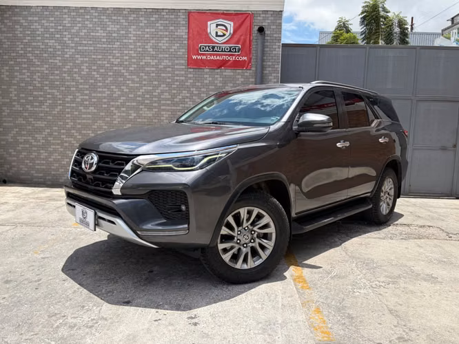 Toyota Fortuner SRV de Agencia Modelo 2024