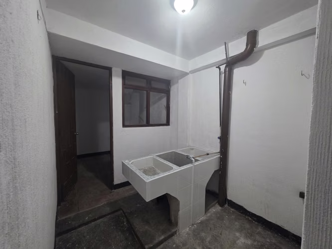 Z.1 Rento casa amplia en primer nivel, 3 dormitorios, 2 estacionamientos, dormitorio de servicio, 3 baños Q8,500 - Imagen 4