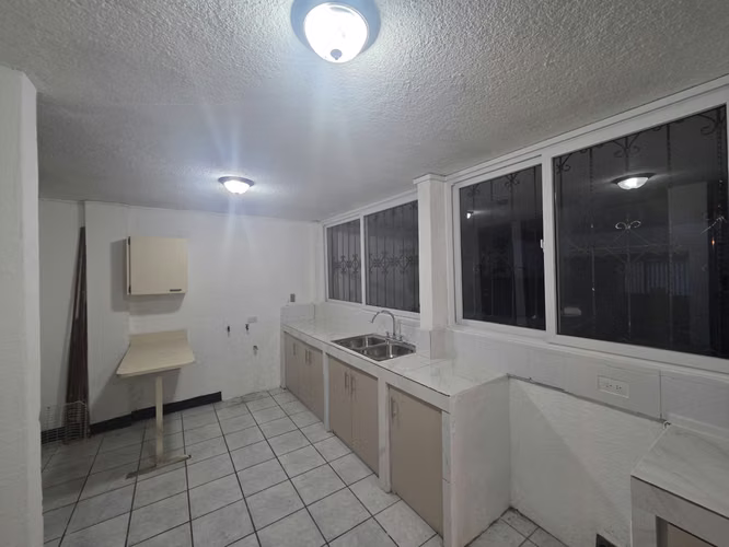Z.1 Rento casa amplia en primer nivel, 3 dormitorios, 2 estacionamientos, dormitorio de servicio, 3 baños Q8,500 - Imagen 7