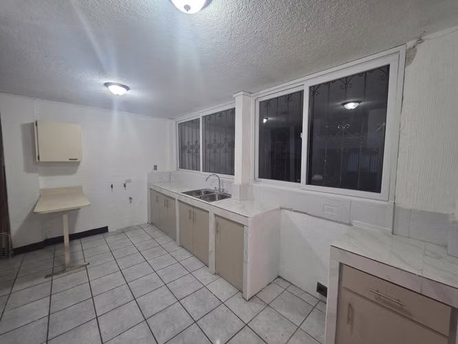 Z.1 Rento casa amplia en primer nivel, 3 dormitorios, 2 estacionamientos, dormitorio de servicio, 3 baños Q8,500 - Imagen 3
