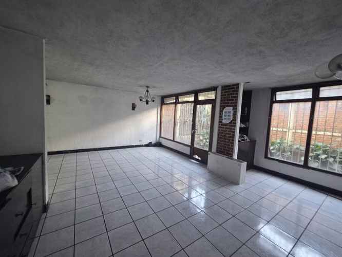 Z.1 Rento casa amplia en primer nivel, 3 dormitorios, 2 estacionamientos, dormitorio de servicio, 3 baños Q8,500 - Imagen 20