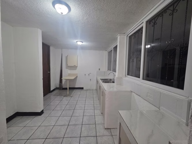 Z.1 Rento casa amplia en primer nivel, 3 dormitorios, 2 estacionamientos, dormitorio de servicio, 3 baños Q8,500 - Imagen 5