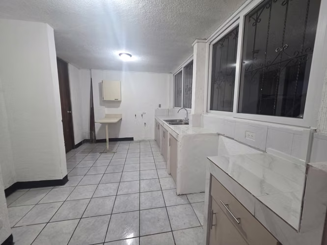 Z.1 Rento casa amplia en primer nivel, 3 dormitorios, 2 estacionamientos, dormitorio de servicio, 3 baños Q8,500 - Imagen 6