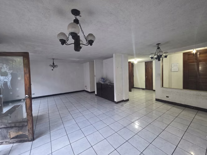 Z.1 Rento casa amplia en primer nivel, 3 dormitorios, 2 estacionamientos, dormitorio de servicio, 3 baños Q8,500 - Imagen 19