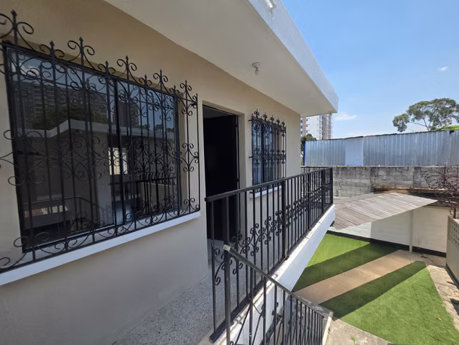 Z.7 Col. Toledo RENTO casa 4 Dorm. 2 baños y medio, sala familiar, Dorm. De servicio, 2 estacionamientos Q8,000