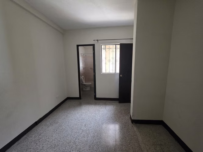Z.7 Col. Toledo RENTO casa 4 Dorm. 2 baños y medio, sala familiar, Dorm. De servicio, 2 estacionamientos Q8,000 - Imagen 8