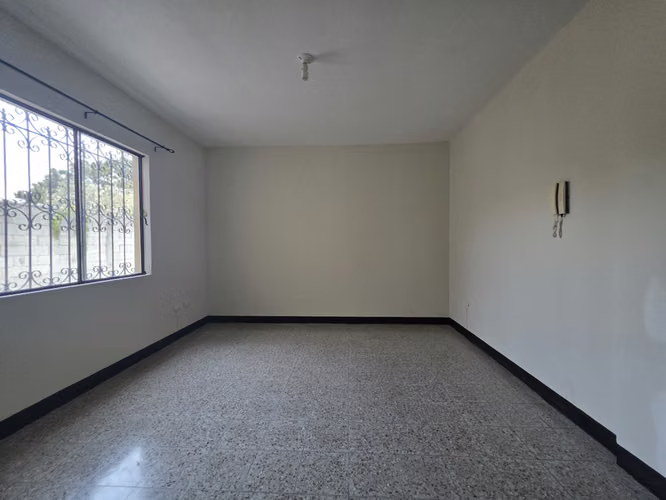 Z.7 Col. Toledo RENTO casa 4 Dorm. 2 baños y medio, sala familiar, Dorm. De servicio, 2 estacionamientos Q8,000 - Imagen 4