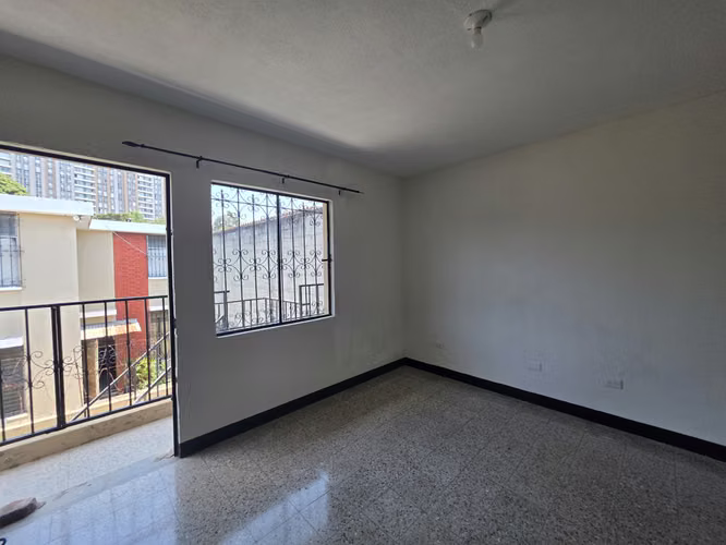 Z.7 Col. Toledo RENTO casa 4 Dorm. 2 baños y medio, sala familiar, Dorm. De servicio, 2 estacionamientos Q8,000 - Imagen 3