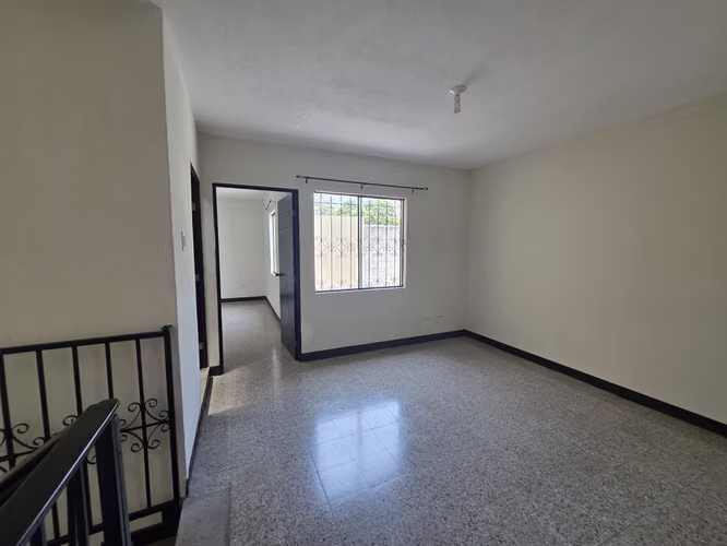 Z.7 Col. Toledo RENTO casa 4 Dorm. 2 baños y medio, sala familiar, Dorm. De servicio, 2 estacionamientos Q8,000 - Imagen 2