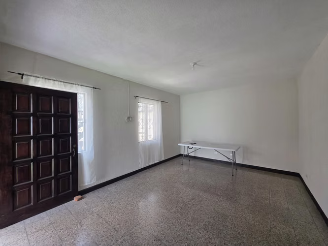 Z.7 Col. Toledo RENTO casa 4 Dorm. 2 baños y medio, sala familiar, Dorm. De servicio, 2 estacionamientos Q8,000 - Imagen 6