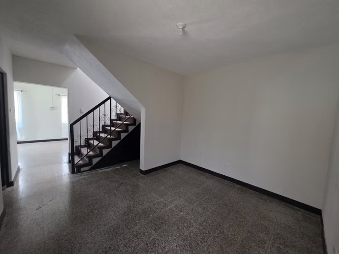 Z.7 Col. Toledo RENTO casa 4 Dorm. 2 baños y medio, sala familiar, Dorm. De servicio, 2 estacionamientos Q8,000 - Imagen 7