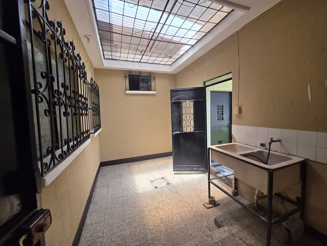 Z.7 Col. Toledo RENTO casa 4 Dorm. 2 baños y medio, sala familiar, Dorm. De servicio, 2 estacionamientos Q8,000 - Imagen 5