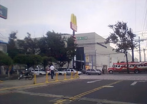 Zona 7, para oficina, casa en alquiler, frente a Galeria Prima, Colonia Villas de San Juan - Imagen 19