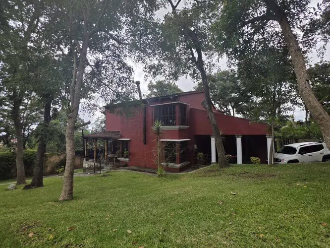 Z.6 Mixco entrada Club Campestre La Montaña VENDO casa diseño colonial 3,116v² terreno 353m² construcción Q3,500,000  - Imagen 2
