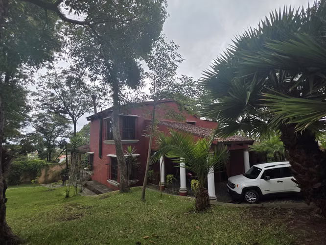 Z.6 Mixco entrada Club Campestre La Montaña VENDO casa diseño colonial 3,116v² terreno 353m² construcción Q3,500,000  - Imagen 4