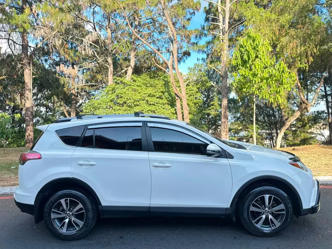 TOYOTA RAV4 4X4 2018 XLE - 59mil millas reales, recién ingreso, lista para traspaso. - Imagen 9