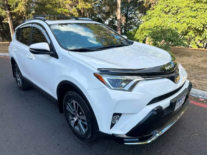 TOYOTA RAV4 4X4 2018 XLE - 59mil millas reales, recién ingreso, lista para traspaso.