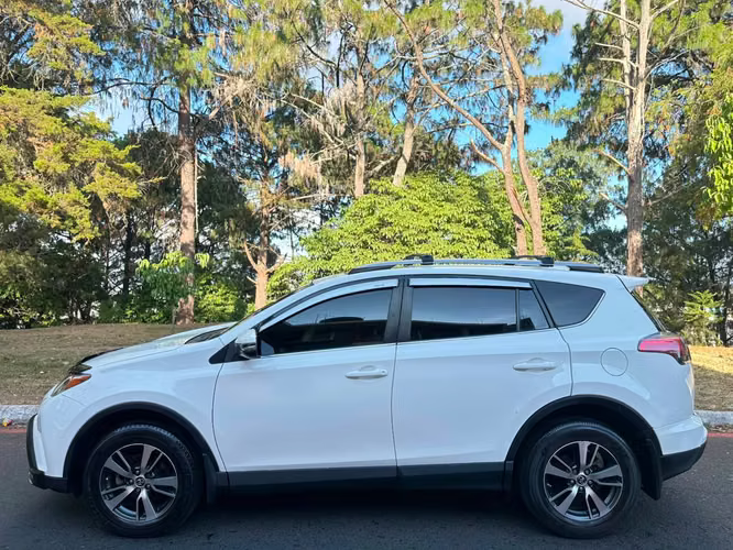 TOYOTA RAV4 4X4 2018 XLE - 59mil millas reales, recién ingreso, lista para traspaso. - Imagen 8