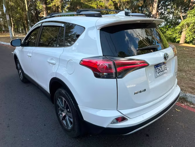 TOYOTA RAV4 4X4 2018 XLE - 59mil millas reales, recién ingreso, lista para traspaso. - Imagen 2