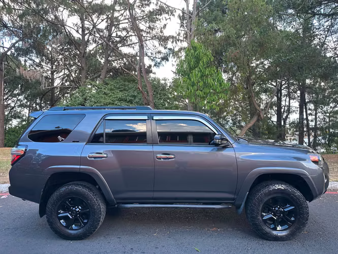 TOYOTA 4RUNNER 4X4 2016 de 3 FILAS - recién ingreso, lista para traspaso. - Imagen 3