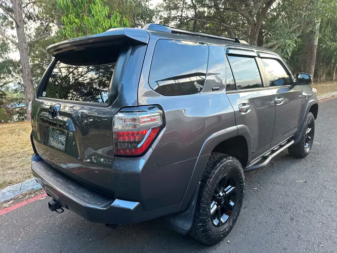 TOYOTA 4RUNNER 4X4 2016 de 3 FILAS - recién ingreso, lista para traspaso. - Imagen 2