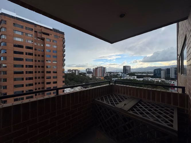 APARTAMENTO EN RENTA EN TORRE CONDESA ZONA 14 CON A/C Y BODEGA - Imagen 4