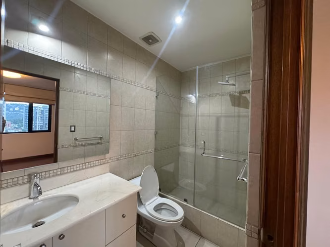 APARTAMENTO EN RENTA EN TORRE CONDESA ZONA 14 CON A/C Y BODEGA - Imagen 11