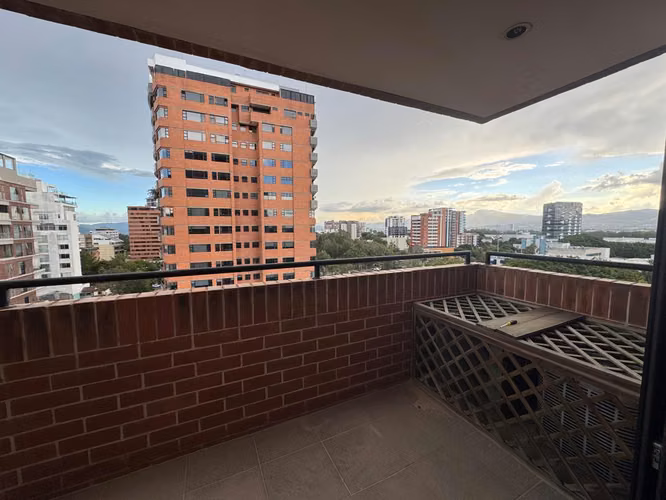APARTAMENTO EN RENTA EN TORRE CONDESA ZONA 14 CON A/C Y BODEGA - Imagen 3