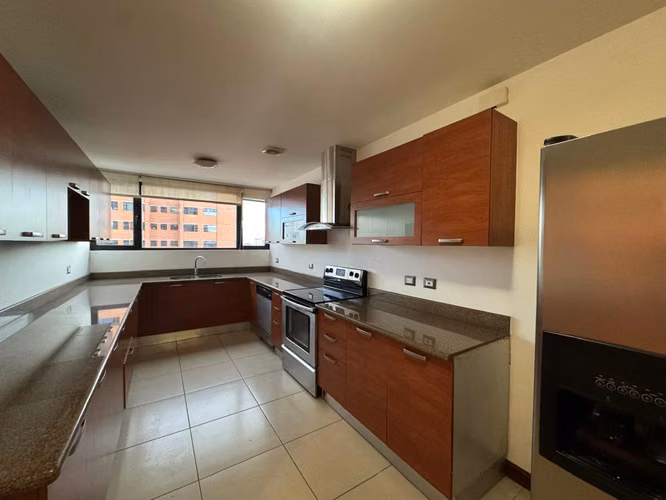 APARTAMENTO EN RENTA EN TORRE CONDESA ZONA 14 CON A/C Y BODEGA - Imagen 5