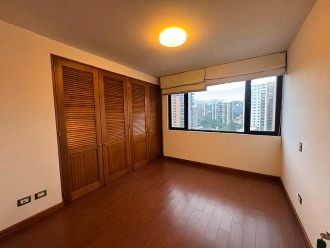 APARTAMENTO EN RENTA EN TORRE CONDESA ZONA 14 CON A/C Y BODEGA - Imagen 10