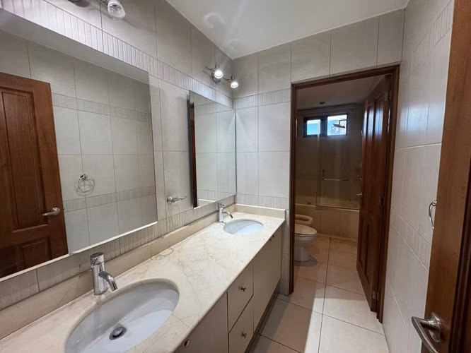 APARTAMENTO EN RENTA EN TORRE CONDESA ZONA 14 CON A/C Y BODEGA - Imagen 13