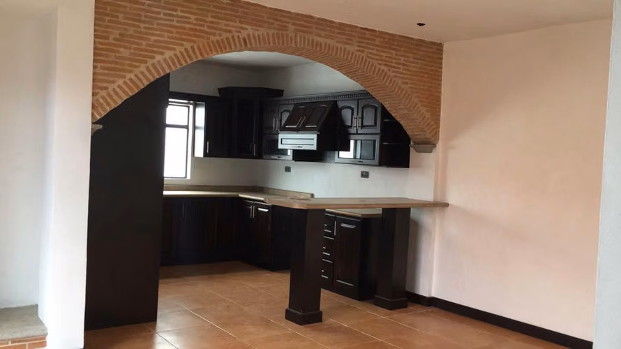 CASA EN XELA CERCA DE GRAN KARMEL