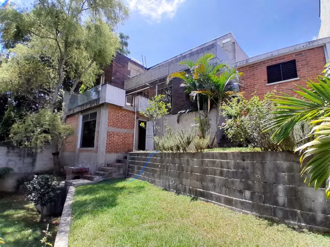 ALQUILO CASA MODERNA CON JARDÍN EN ZONA 15, DENTRO DE GARITA 